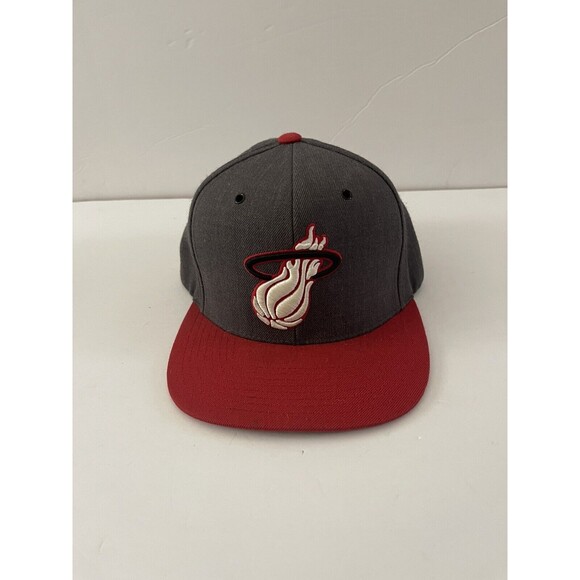 Mitchell & Ness Miami Heat Gray/Black/Red Adjustable Snapback Hat - Picture 2 of 7